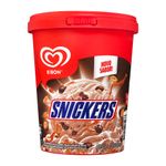 Sorvete-Sabor-Baunilha-com-Calda-de-Caramelo-e-Pedacos-de-Amendoim-Snickers-Kibon-Pote-800ml