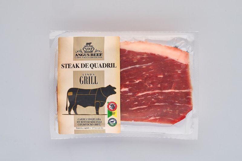 Embalagem de steak de quadril Angus Beef de 300g, pronto para grelhar. A embalagem mostra uma peça de carne com marmoreio visível e uma faixa de gordura, ideal para churrasco ou preparo na grelha.