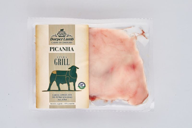 Embalagem de picanha de cordeiro Dorper Lamb, pronta para grelhar. Carne congelada de ovino sem osso, destacando a maciez e o sabor refinado do corte, ideal para churrascos e preparos na grelha.